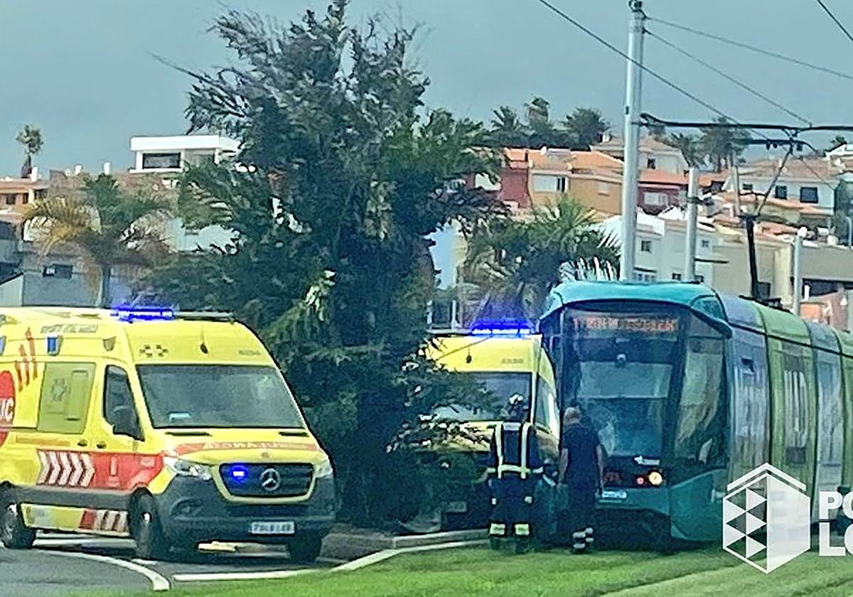 Imagen del tranvía y la ambulancia accidentadas en la capital tinerfeña.