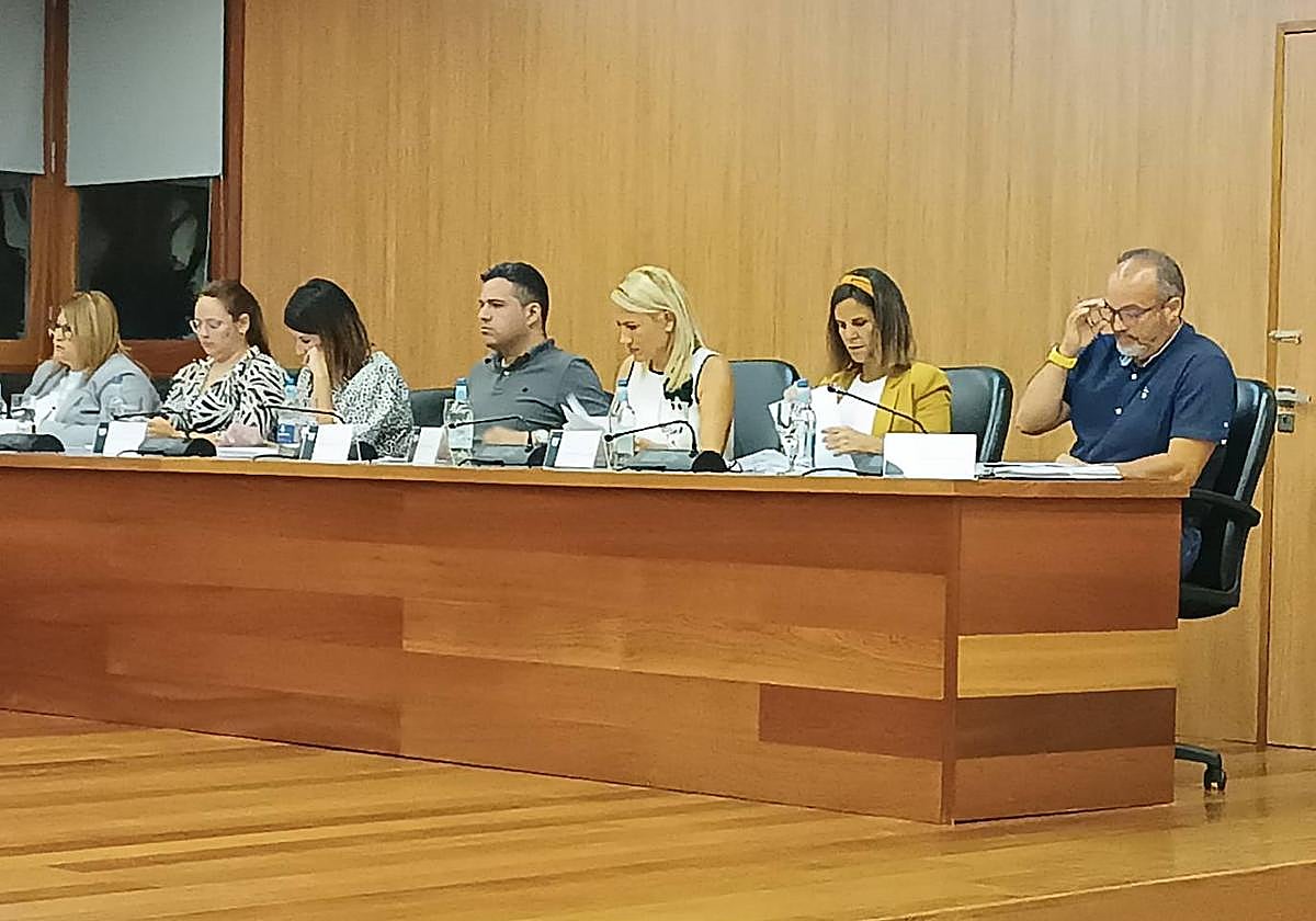 A la derecha, los tres ediles del grupo mixto.