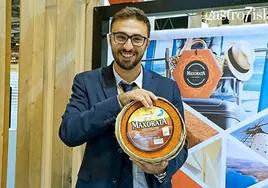 El 'Súper Oro' fue para el queso Maxorata curado al pimentón, que sostiene en la foto el gerente Esteban Alberto.