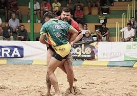 Kiki Ojeda traba una burra pero sería contreado con una cadera por Airam Gordillo.