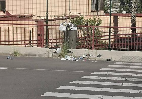 Así se veía el aparcamiento frente al colegio Ciudad del Campo la mañana del lunes.
