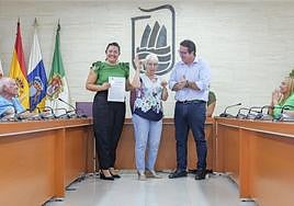Una de las nuevas agricultoras, con la llave de los huertos urbanos que le entregaron el alcalde David de Vera y Jenifer Pérez, concejala de Medio Ambiente.