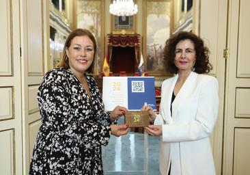 La presidenta del Parlamento recibe los presupuestos de Canarias que blindan el «escudo social»