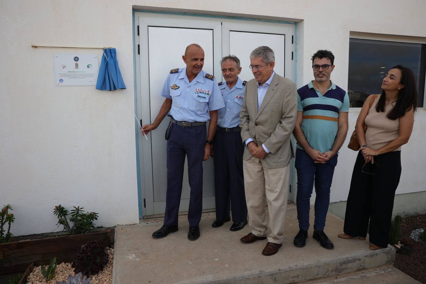 Alumnos de dos institutos reverdecen el campo de antenas del INTA