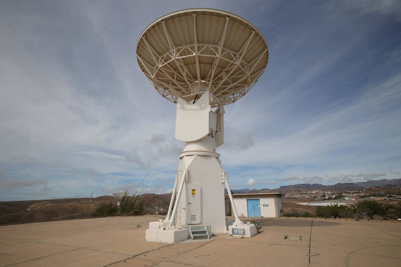 Alumnos de dos institutos reverdecen el campo de antenas del INTA