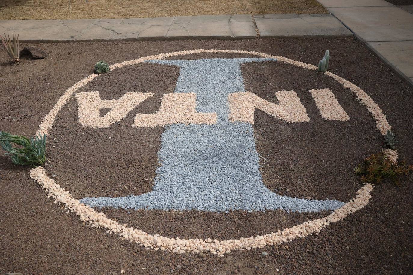 Alumnos de dos institutos reverdecen el campo de antenas del INTA