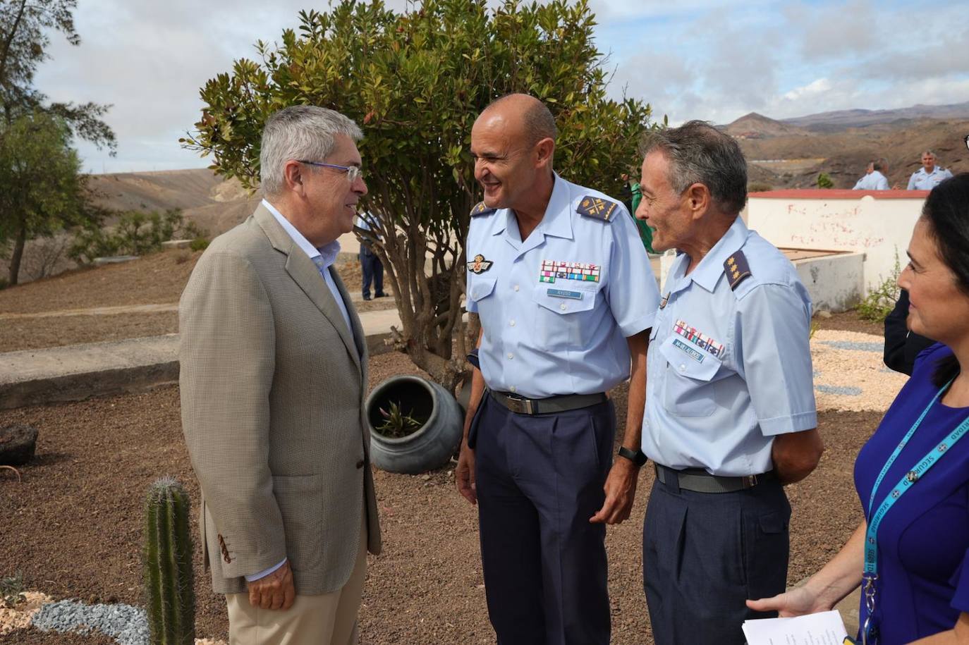Alumnos de dos institutos reverdecen el campo de antenas del INTA