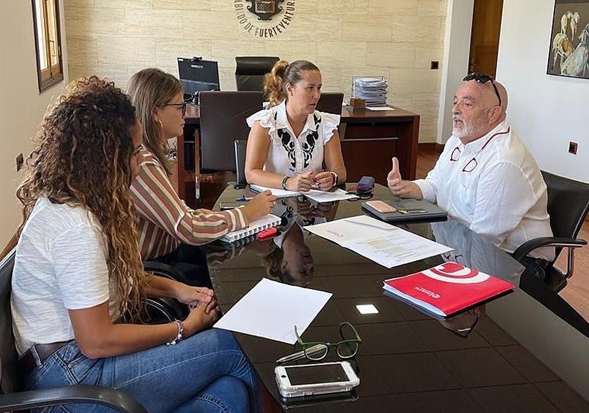 Las consejeras Carmen Alonso y Nuria Cabrera y la presidenta Lola García escuchan a Juan Jesús Rodríguez Marichal, de la Cámara de Comercio.