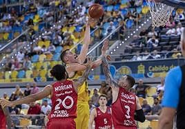 Miquel Salvó lanza a canasta ante la oposición de Morgan y Salash en el duelo Granca-JL Bourg.