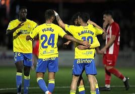 Algunos jugadores en la celebración del tanto de Moleiro.