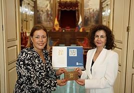 Matilde Asián (d) entregó a la presidenta del Parlamento, Astrid Pérez, las cuentas de 2024.