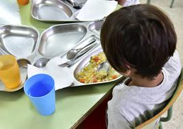 Imagen de archivo de un niño en un comedor escolar.