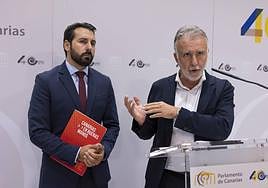 El líder socialista, Ángel Víctor Torres, con el diputado Manuel Hernández.
