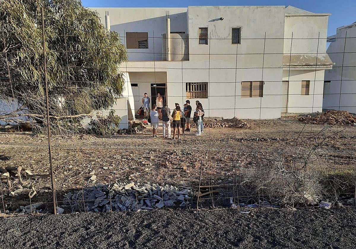 Familias asentándose días atrás en inmuebles a medio hacer de la parcela 214.