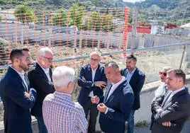 Los grupos de Gobierno del Cabildo grancanario y del Ayuntamiento visitaron el solar donde se debe construir el mercado municipal de San Mateo