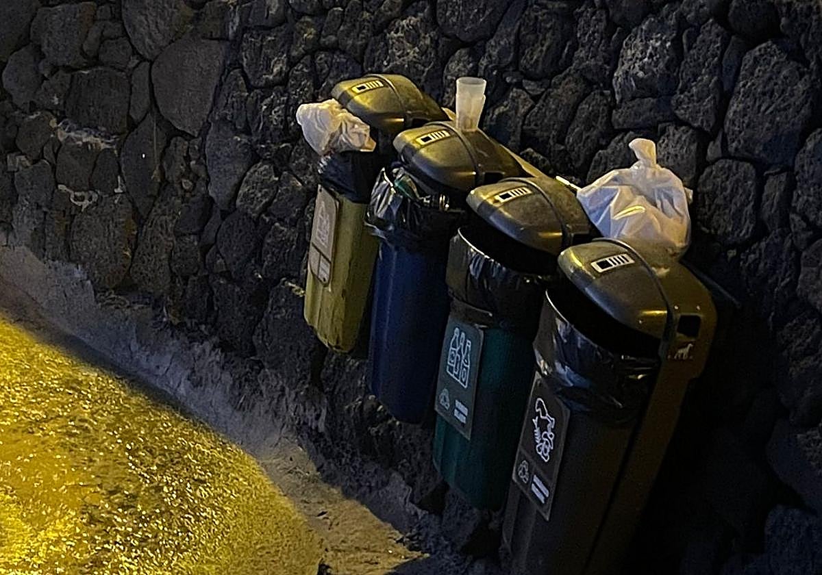 Recipientes para la basura en la playa de El Jablillo