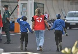 Imagen de archivo de menores con una voluntaria tras llegar a El Hierro.
