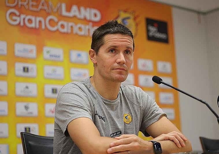 Imagen de Jaka Lakovic en sala de prensa.