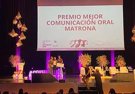 Momento de la entrega del premio a la mejor comunicación oral.
