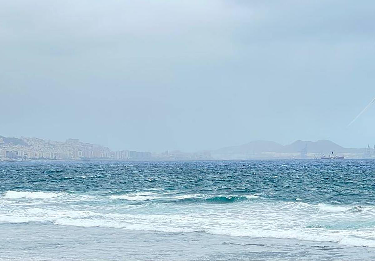 Olejaje en la playa de Las Canteras.