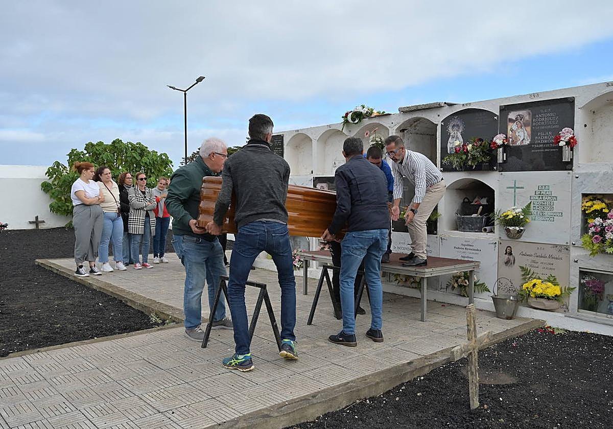 Sepelio del joven inmigrante que falleció este viernes en el Hospital de Los Reyes.