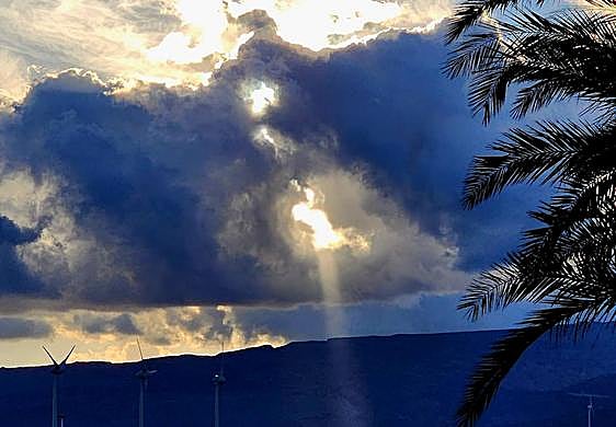 Un rayo de sol se deja ver entre las nubes.