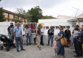 Varias de las familias afectadas delante del la Escuela Infantil Municipal que se ha ofrecido como alternativa a Educación.