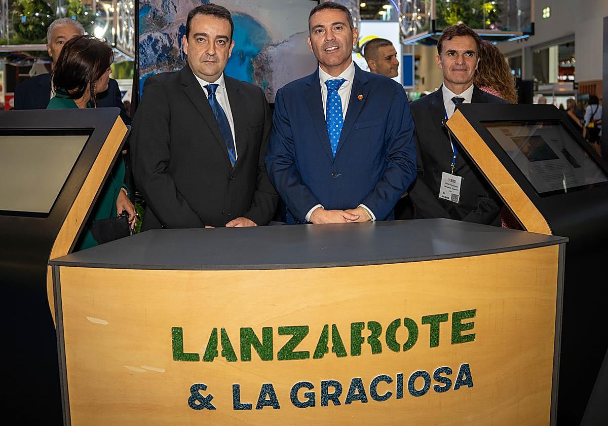 José Valle y Oswaldo Betancort, este lunes en Londres, en la feria turística.