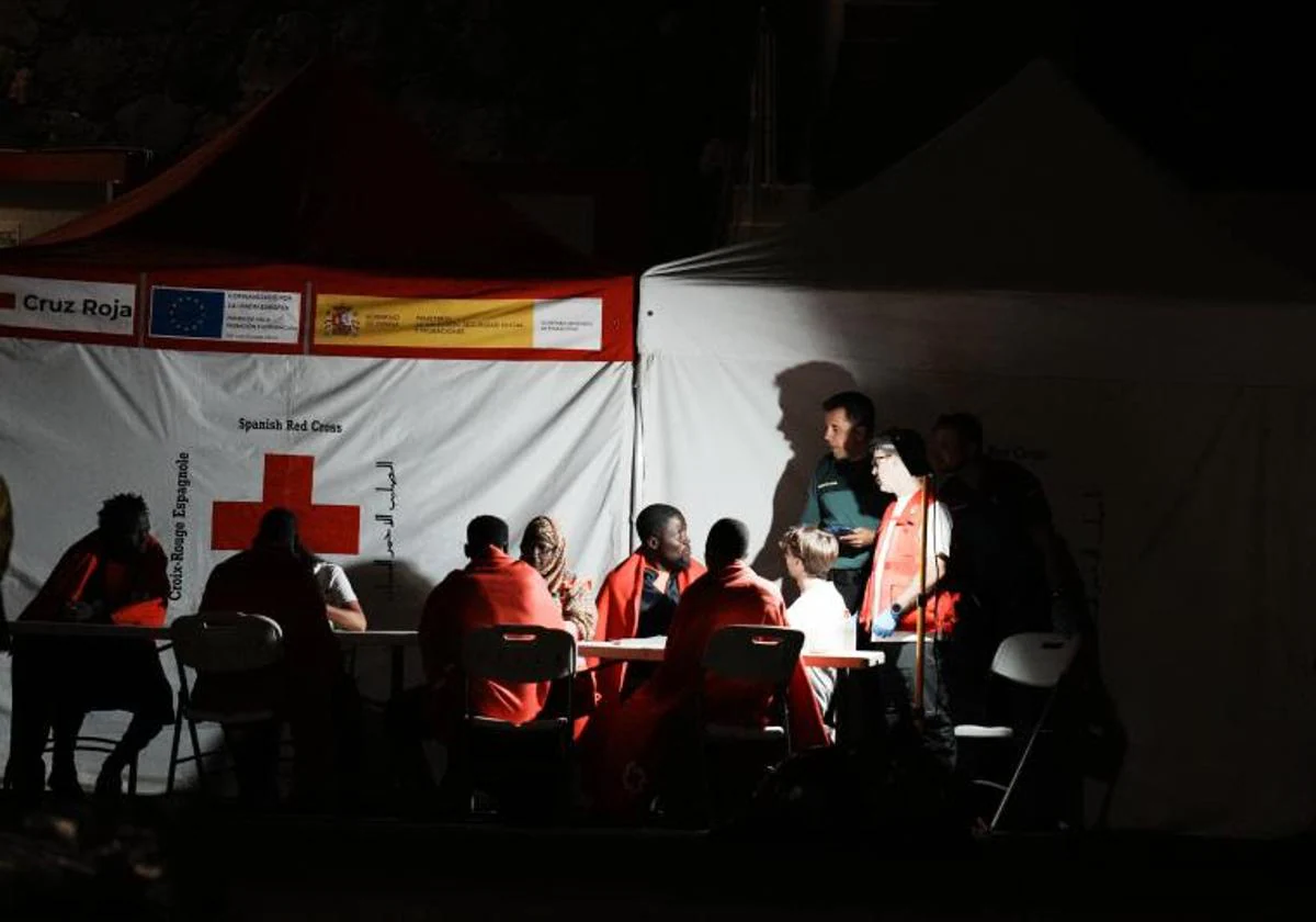 Piden un hospital de campaña para migrantes en El Hierro ante la saturación del HUC