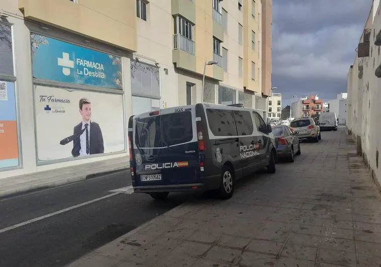La Policía Nacional en una de las viviendas donde se produjeron detenciones en Lanzarote.