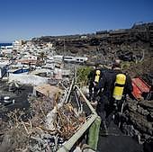 Unos 30 vecinos llevan meses viviendo en la zona de exclusión de Puerto Naos y La Bombilla