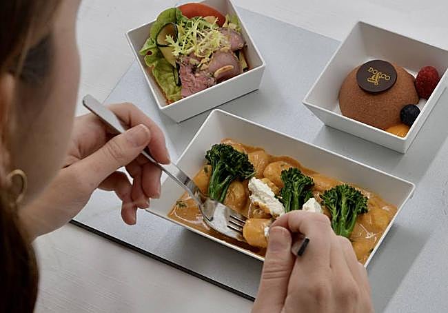 Servicio business Gnocchi con salsa Café París.