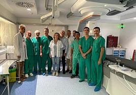 Profesionales de la nueva unidad puesta en marcha en el Hospital majorero, con el director Javier Suleimán y el director del área de Salud, Tomás Pérez.