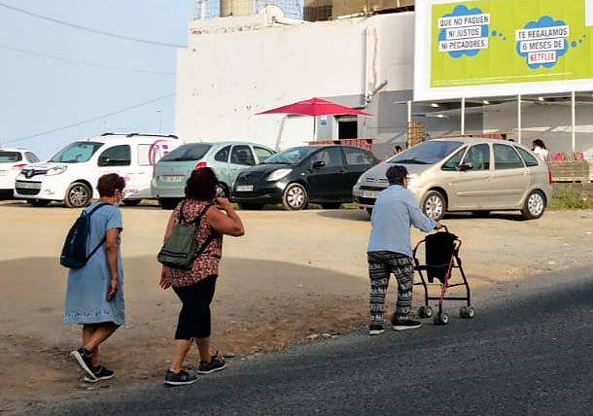 Los vecinos de Almatriche no siempre disponen de aceras para desplazarse por el barrio.