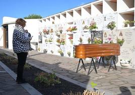 Varias personas asistieron este martes en el cementerio de El Mocanal (Valverde, El Hierro) al entierro del inmigrante que falleció ayer en el Hospital de Los Reyes, donde estaba ingresado desde su llegada el pasado sábado en un cayuco con 23 personas.