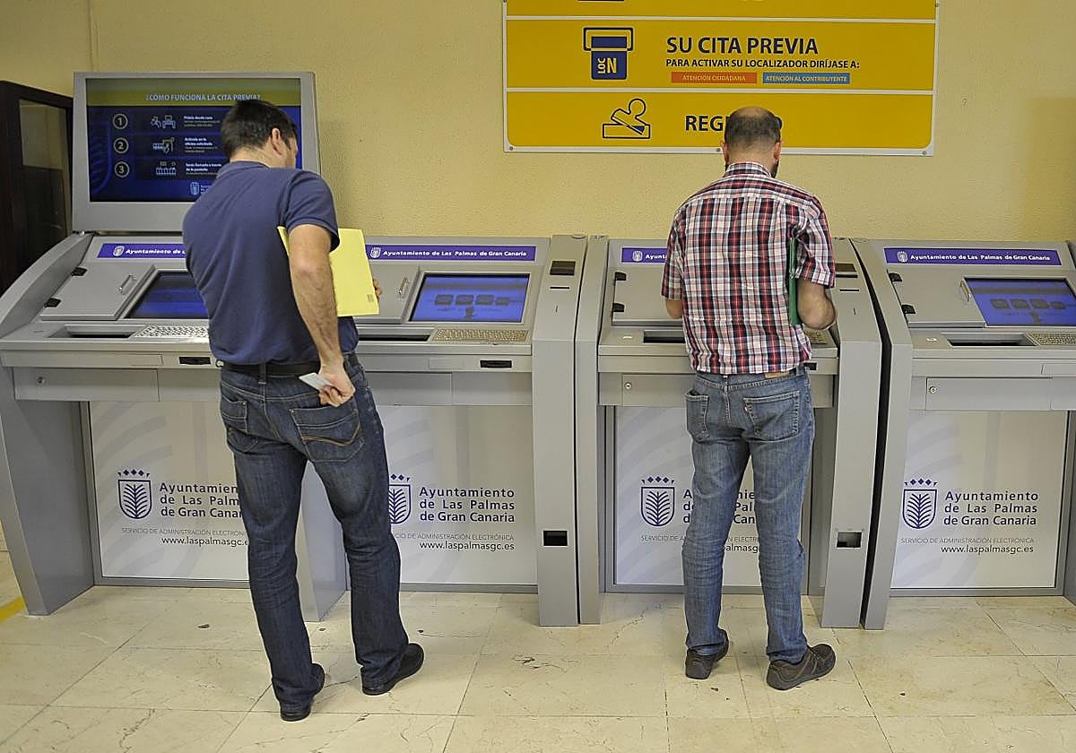 Imagen de archivo de dos ciudadanos haciendo uso de los quioscos digitales en el Metropole.