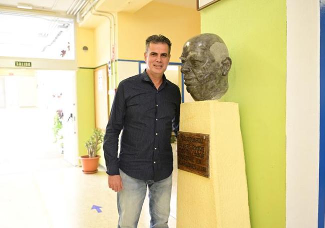 El director del centro, Enrique Rodríguez, junto al busto de Eduardo Rivero.