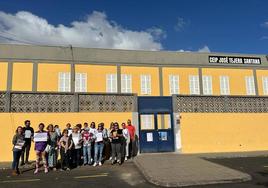 Madres y padres del CEIP José Tejera Santana de Jinámar, a las puertas del centro.