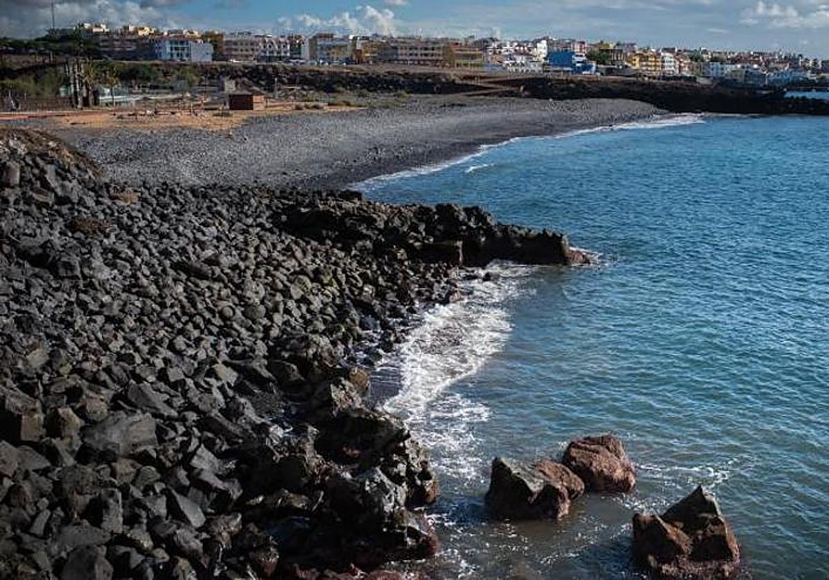 Imagen de una zona rocosa en la playa de San Blas.