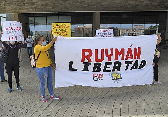 Concentración de anarquistas en la entrada de los juzgados en marzo de 2021.