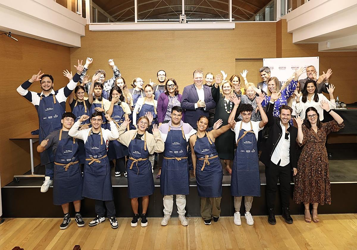 Foto de familia del estudiantado seleccionado para el proyecto 'FP Plus Restauración' y representantes de las entidades que lo promueven.
