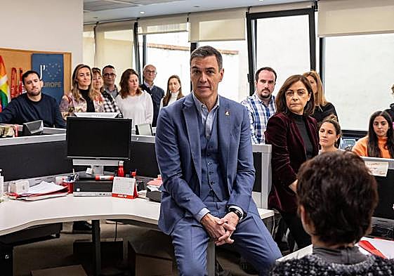 El presidente del Gobierno con los trabajadores de la sede del PSOE en Ferraz.