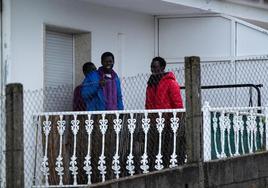 Imagen de algunos de los migrantes procedentes de Canarias que han sido alojados en un hotel de la localidad gallega de Sanxenxo.