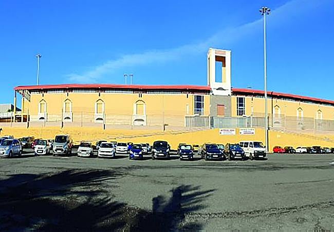 Vista parcial del pabellón 7 del recinto ferial y del aparcamiento principal.