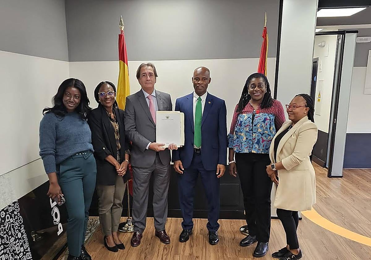 En la imagen aparece Luis Padrón, junto a embajador de Ghana en España, Mohammad Ahmad, junto a responsables de distintos departamentos de la embajada.