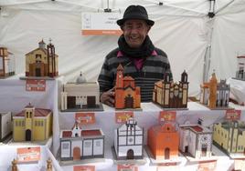 Manuel López es el único artesano de Gran Canaria que elabora miniaturas a base de madera, pintura y cola.