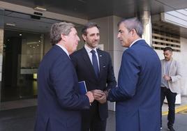 Domínguez (d) con los eurodiputados Mato (i) y Bauzá.