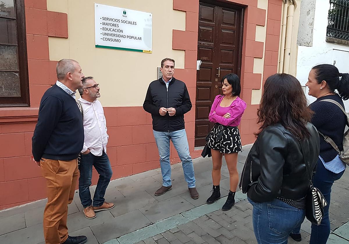 Francis Candil en Teror junto a miembros del gobierno local.