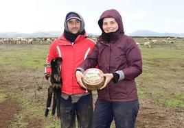 Francisco y Tania, en Fagajesto, muestran el queso premiado.