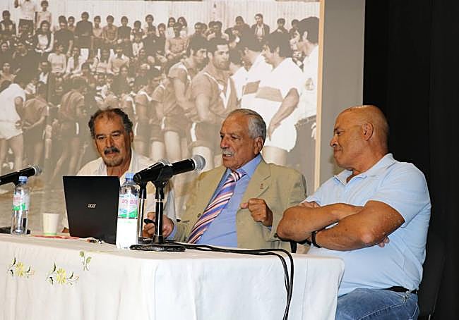El Estudiante, Pepe Hernández y Lomo Quiebre I, en la mesa presidencial.